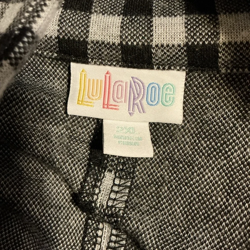 🌺LULAROE LONG BLACK-WHITE CHECKED FRONT POCKETS OPEN CARDIGAN